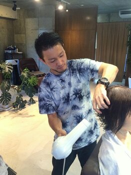 その場限りの提案ではなく、この先を見据えた“ヘアライフ”を提案。一生で一度しかないその瞬間を大切に。