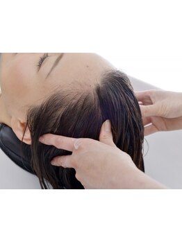 いつまでも綺麗な髪でいるためには、頭皮ケアが大事！ヘッドスパで頭皮を柔らかく、健やかに…。