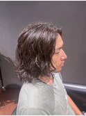 ビジネスマン 結びロングヘア ナチュラルパーマ 刈り上げなし