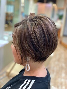 プラグ(Plug) 前下がりショート前髪なし似合わせカット40代50代