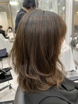 エスカーラ 表参道(THE ESCALA) ミディアムレイヤーワンカールスタイル【タビラマユミ】