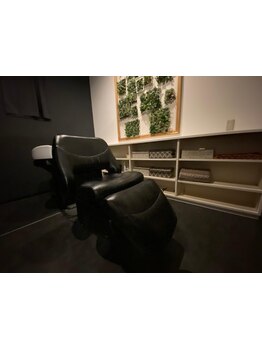 半個室空間でゆったりと寛げる。暗めの照明とアロマの香りに包まれた空間で、非日常な癒しのひと時を…。