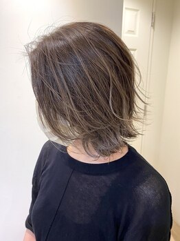 ソロ(SOLO)の写真/隠すのではなく、ハイライトで活かすデザインもおすすめ◎明るい白髪染めでおしゃれが楽しめる！