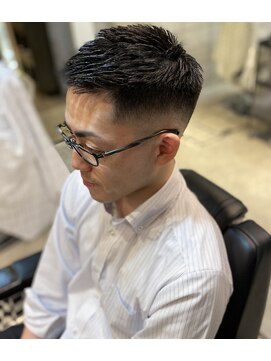 フランクスバーバー アンド ビアークラブ(FRANK'S BARBER and BEER CLUB) ショートレイヤースキンフェードかき上げ