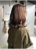 ピンクベージュ×ミディアムヘア