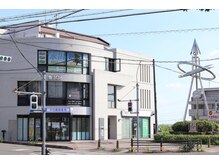 ヘアスタジオサンマルロク(306)の雰囲気（店舗外観　前後駅前交差点角です　駐車場は「道案内」でご確認を）