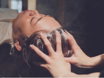 美髪クリニック 高田店 奈良の写真/【美髪スパ×頭皮改善】スコープを使用し施術前後の頭皮をしっかりチェック！健康な頭皮・美髪へと導きます