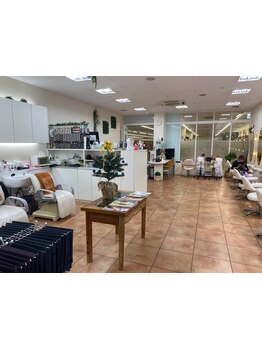 40代～70代までの幅広い年代で地域の大人女性から好評◎お客様のお悩みに合わせてベストな提案を―。