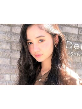 キメすぎない柔らかい毛束感は、レザーカット×エアウェーブで完成。外国人風のほつれたニュアンスカールに