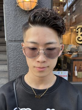 フリーク バーバーショップ 都島店(FREAK BARBER SHOP) サイドパートパーマスキンフェード