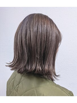 ジェナ(Jena) ブリーチオンカラーグレージュ×前下がり切りっぱボブ