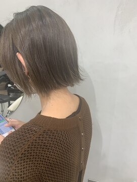 ヘアーワークスヴィクサス(HAIR WORKS VIXUS) 【山口祐子】カーキグレージュ/大人ボブ