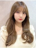顔まわりのレイヤーが可愛いロングヘア/ショコラベージュ
