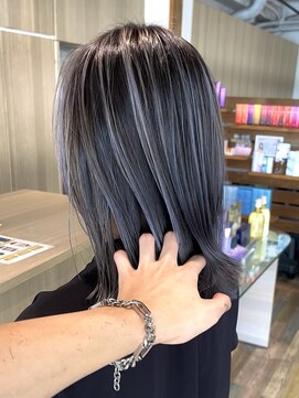 ラヴィエール(LAVIERE by R-EVOLUT) ハイライト白髪ぼかしシルバーグレージュミディアムハイレイヤー