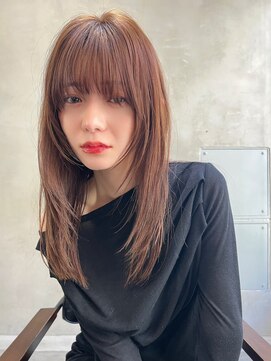 アルテ(ARTE) 顔周りレイヤー×透明感ベージュの艶髪ミディアムヘアスタイルに