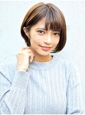 耳にかけた上品ショートボブ