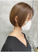 大人かわいいショートボブ カーキグレージュ ぱつっとショート