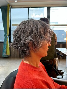 ビハインドザカーテン(BEHIND THE CURTAIN) 【外国人風癖毛パーマ】グレイカラー×レディース