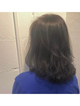 パリスパート2 毛先の動き ミディアム レイヤー ヘアスタイル