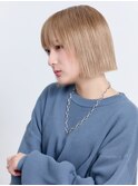 ストレートボブ。柔らかいベージュカラー。