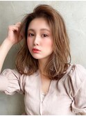 ホワイトグレージュ後れ毛が可愛い顔周りレイヤーミニウルフ