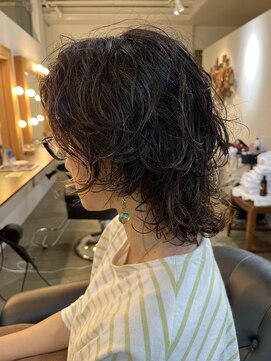 ビハインドザカーテン(BEHIND THE CURTAIN) くせ毛を活かしたミディアムウルフレイヤー×パーマ