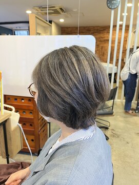 ヨーホーレッド(YOO-HOO RED) 自然なハイライトが入ったショートスタイル