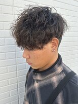 ヒュイル バイ ニアウ(Hwyl by Niau) メンズマッシュパーマ波巻スパイラルパーマニュアンスパーマ眉毛