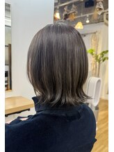 『トレンドをさりげなく取り入れた、日常に馴染むカラー』