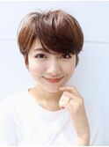大人かわいいショートボブカーキグレージュフェザーバング