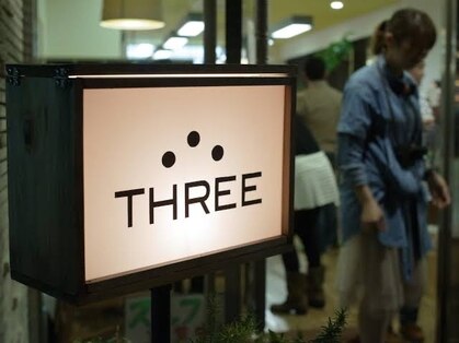 スリー(THREE)の写真