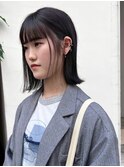 14943 切りっぱなしボブ黒髪アッシュ耳かけフェザーショートボブ