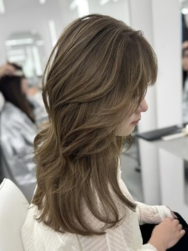 アマトウキョウスマートサロン(AMA TOKYO×Smart Salon) ヘーゼルベージュ　ブリーチなし　レイヤーカット　海外風