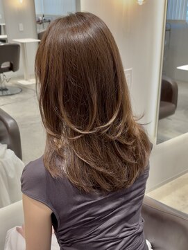 ケリーアン 太田(kelly.un) ミディアムレイヤー / うる艶ブラウン / レイヤーカット / 太田