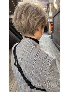 ミィ 浦和(mee) 【mee.】　ハイトーングレージュ　ふんわりレイヤーショート