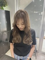 グレーベージュ レイヤーロング 前髪パーマ アッシュブラック