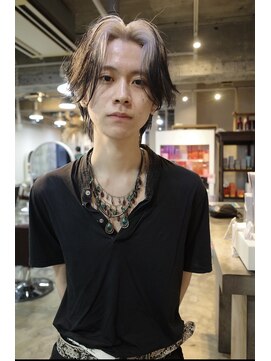 ピア ヤクイン(Pia Yakuin) ルーツカラー×センターパート