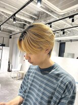 キートス(Kiitos)&nbsp;金髪ブロンド　センターパート　毛流れパーマ