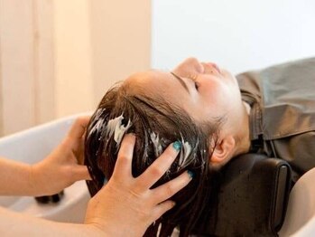 フェイスマコ(FAITH MACO)の写真/頭皮の汚れを落とし、髪に潤いと癒しを与えてくれる♪髪の芯から美しく保つにはヘッドスパがおすすめ☆