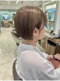 白髪ボカシカラーのパツッとボブ