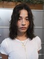 イーズ(e's)&nbsp;ミディアムからロングのパーマも扱いやすく人と違うデザインに。