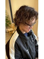 シフト(SHEEFT)&nbsp;センターパートアップバング韓国系黒髪スパイラルパーマ