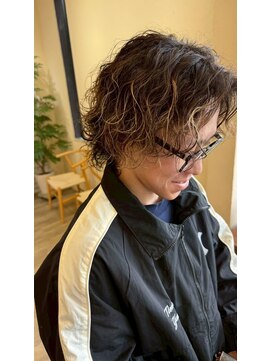 シフト(SHEEFT) センターパートアップバング韓国系黒髪スパイラルパーマ