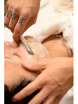 リラックスバーバー ゴコウ(RelaxBarberGOKOU)の写真/第一印象は「目元」と「肌」で決まる。プロの眉カット＆至高のシェービングで、ワンランク上の清潔感を。
