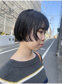 丸みのある前上がり黒髪ショートボブ。