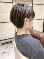 アンド ストーリーズ(&STORIES)&nbsp;耳かけショートボブフォギーベージュ毛先ウェーブパーマ【江角】