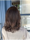 【AMILI】伸ばし途中のミディアムロブ くすみベージュ×素髪ケア