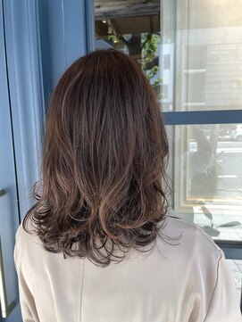 アミリ(AMILI) 【AMILI】伸ばし途中のミディアムロブ くすみベージュ×素髪ケア