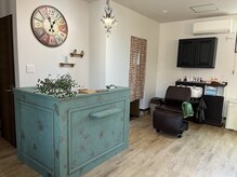 お客様をお出迎えするカウンターとシャンプー椅子