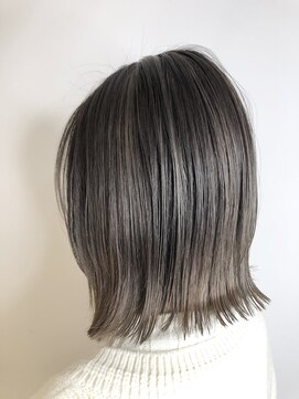 ルーシー(Lucy) 【エアタッチハイライト×うるつやストレート】グレー 黒岩